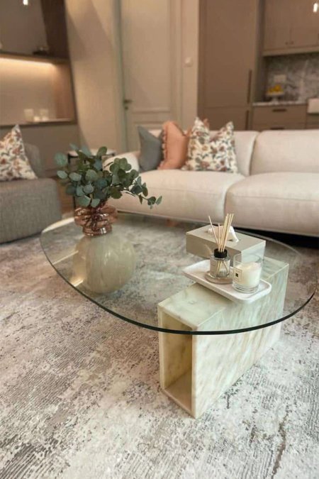 ⚪ طاولة زجاجية بقاعدة هندسية من الرخام الفاتح